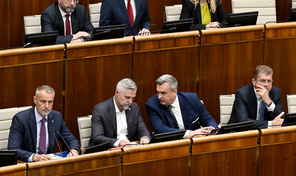 Návrh o transakčnej dani sa neprerokuje na mimoriadnej schôdzi, ale až v septembri