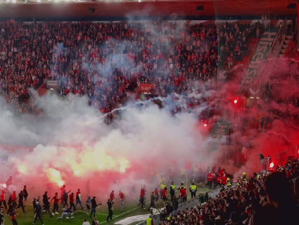 Pražské derby prerušili po útoku na hráčov Sparty, polícia rieši výtržníctvo