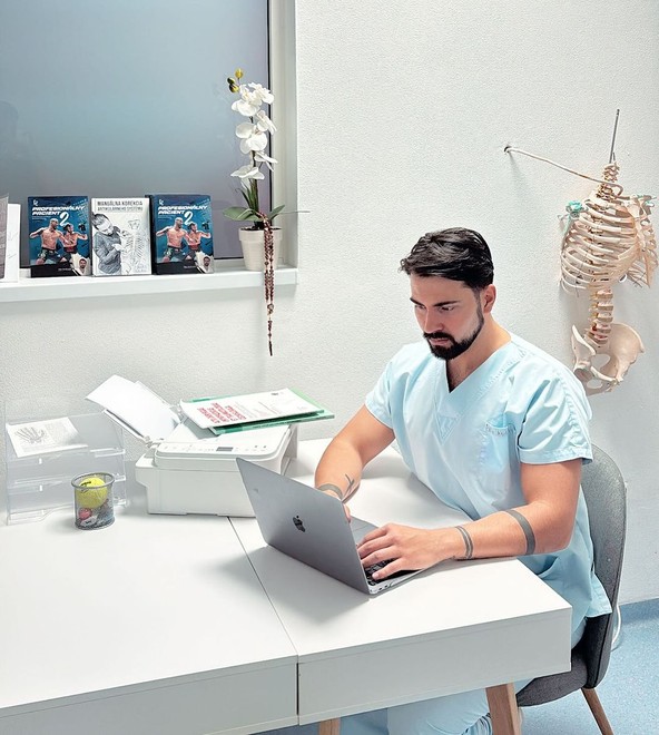 Odborník radí ako sa po prázdninách v práci postarať o chrbticu: Jednoduchými krokmi predíďte bolestiam!