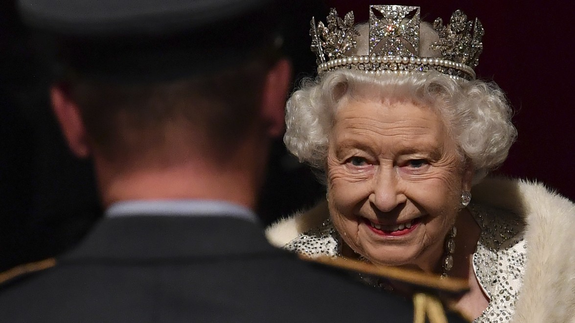 Kráľovná Alžbeta II. ako krutý kat? Neuveríte, ako sa zbavuje nepohodlných ľudí!