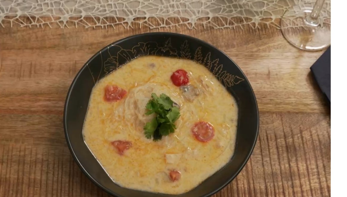 POLIEVKA - Tom yum s kuracím mäsom, krevety na špajdli