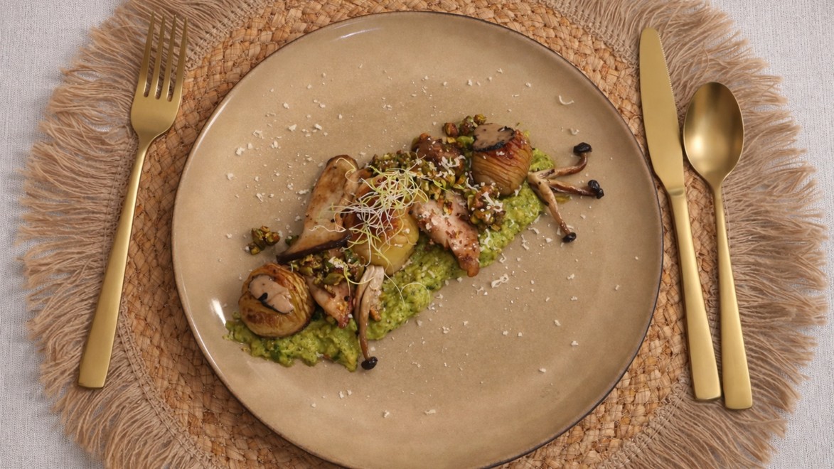 Kuracie stehná so slaninkovou omáčkou, restovanými hubami a zapekanými zemiakmi