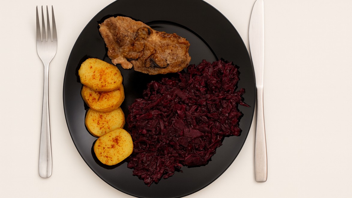 Krkovička, červená kapusta, zemiaková knedľa