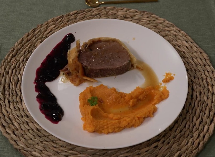 HLAVNÉ JEDLO - Hovädzie na štýl welington, batatové pyré a brusnicová omáčka