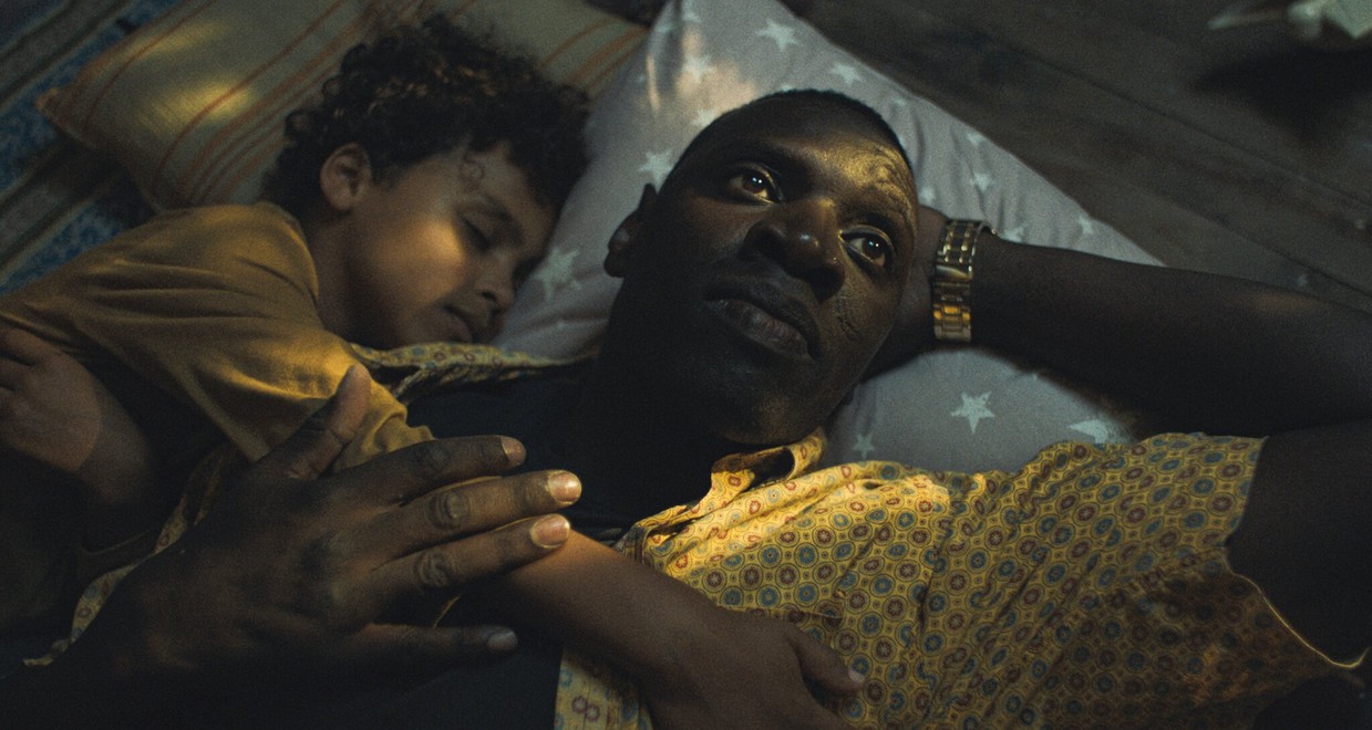 Hviezda filmu Nedotknuteľní prichádza v oceňovanej dráme! Takto ste Omara Sy ešte nevideli