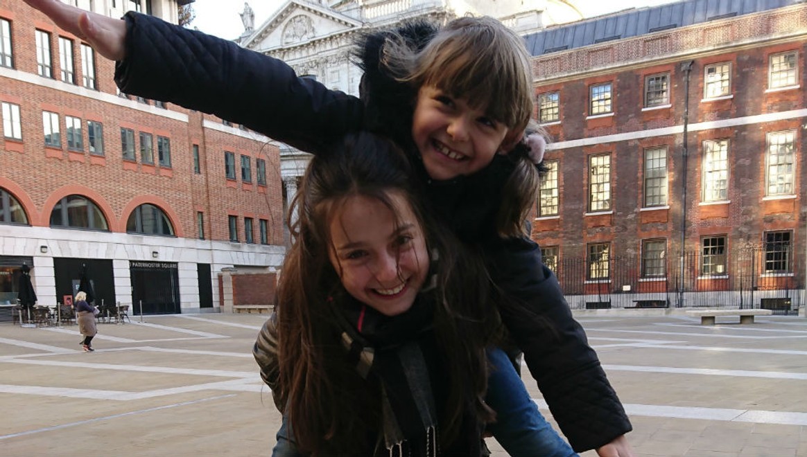 Spoznávate slovenské sestry na fotke? Jedna je mudrlantka, druhá zase dcérou boháča!