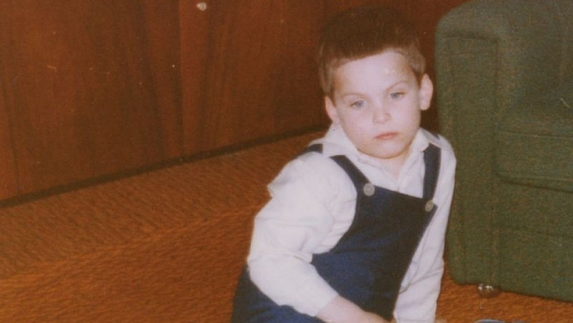 Z chlapčeka s plachým pohľadom je už chlap ako hora: Kto dnes oslavuje narodeniny?