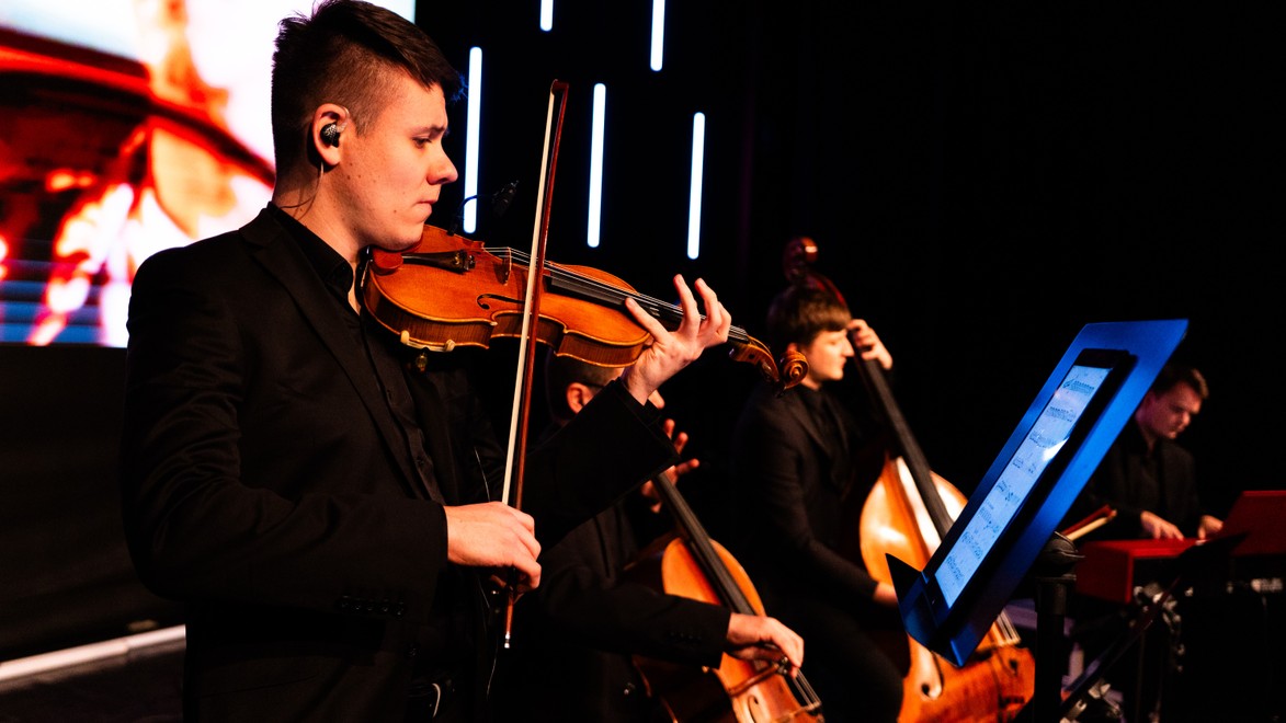 Pracuje s Darou Rolins, Rytmusom, Majselfom či Michalom Davidom! Fillipian ponúka Silu kvarteta a tónov, ktoré spájali generácie