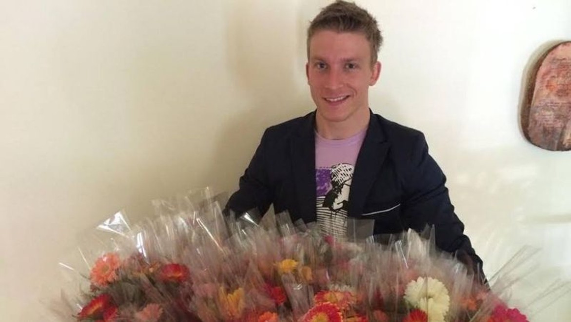 Juraj Bača z Paneláku rozdal ku Dňu matiek 200 kvetov: Prečo to urobil?