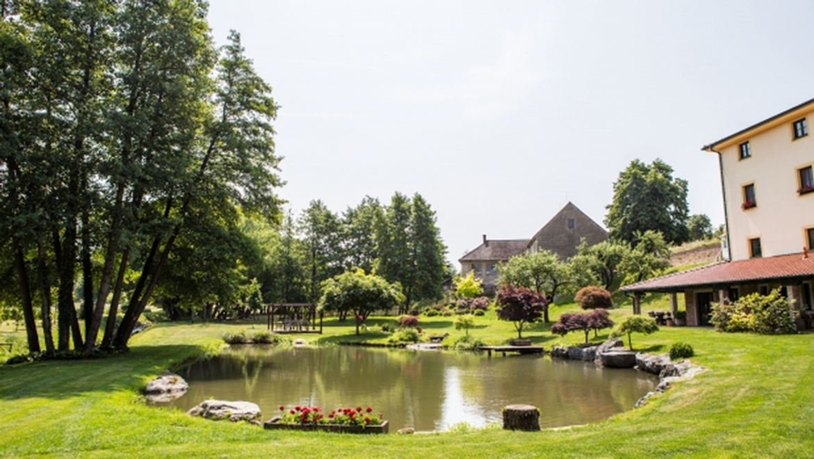 Kto sa vyberie na návštevu krásnych exteriérov, kde sa nakrúca seriál Divoké kone?