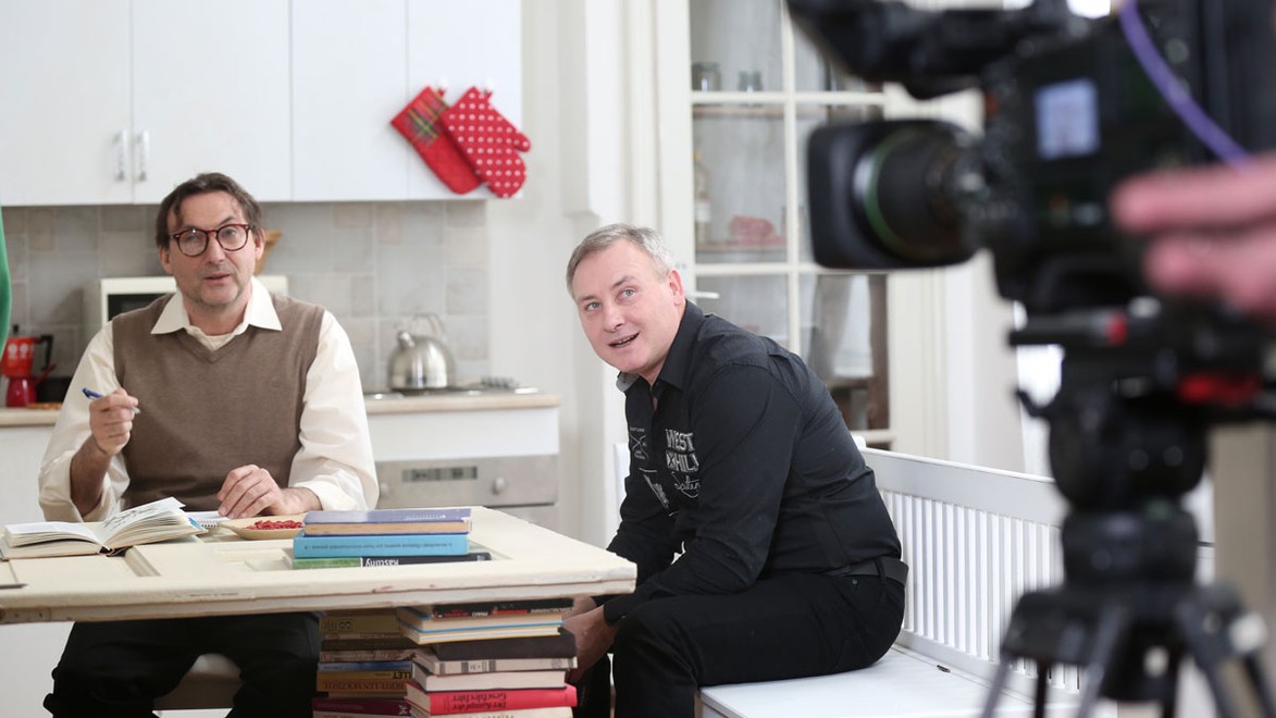 Peťo Batthyány je v sitkome Kolabs pod drobnohľadom svojej manželky!