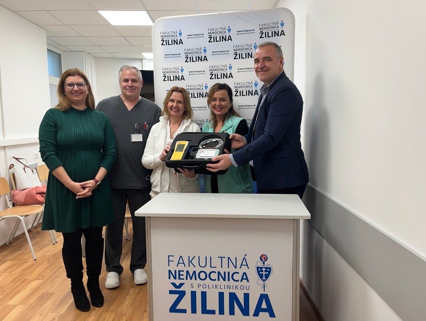 Žilinská nemocnica získala prístroj, ktorý umožňuje včasné odhalenie poruchy sluchu u novorodencov, aj vďaka daru Nadácie TV JOJ