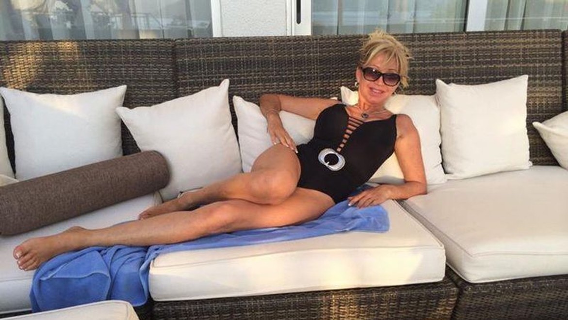 Sexi milionárka: Za Carmen v plavkách sa na pláži otáčajú všetci muži!