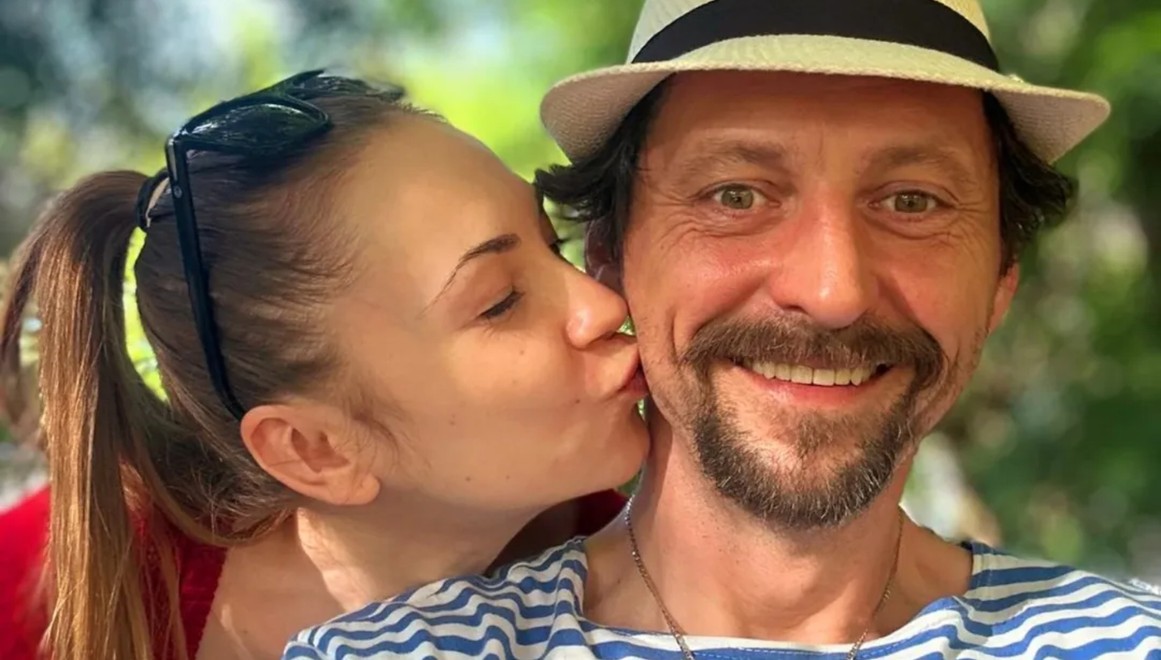 A je to VONKU! Lukáš Latinák je opäť zamilovaný! Jeho vyvolenou je herečka z Nemocnice