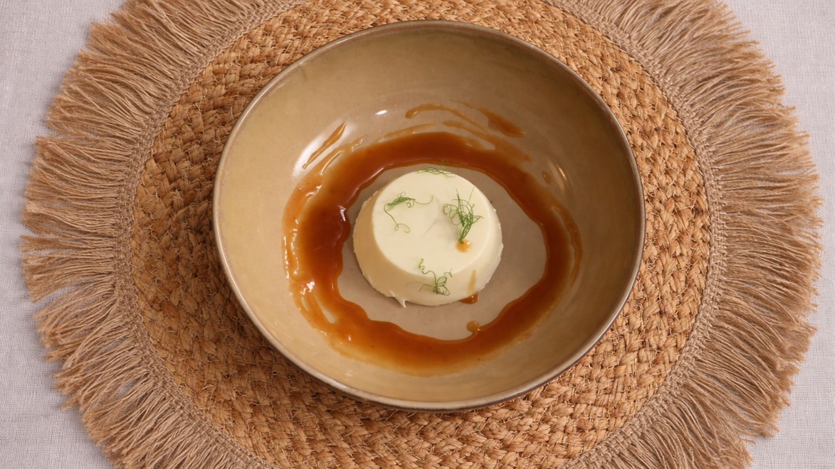 Smreková panna cotta s karamelom