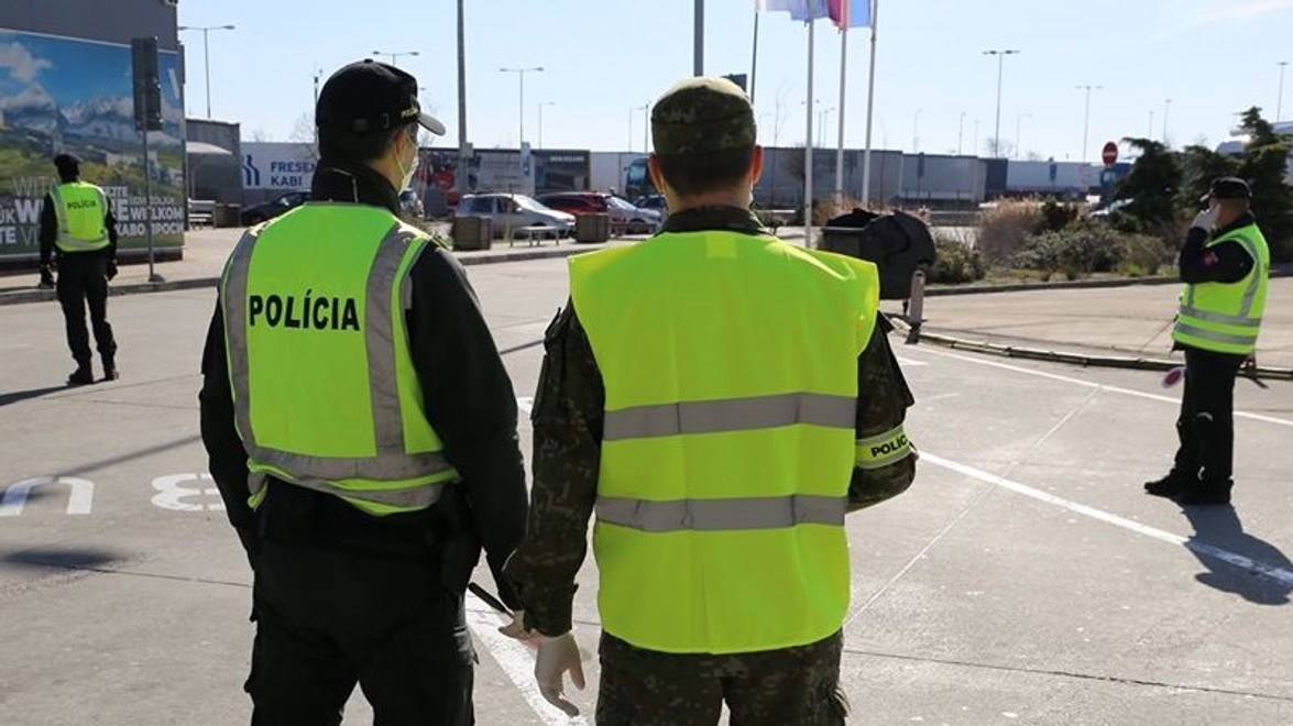 Polícia zverejnila šokujúcu fotku! Dnes platia na Slovensku prísne pravidlá a ľudia v dlhých radoch čakajú na...
