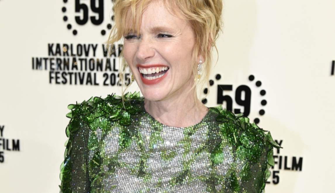 Móda alebo totálny prešľap? Jej šaty cinkali ako prázdne fľaše v prepravke od piva!