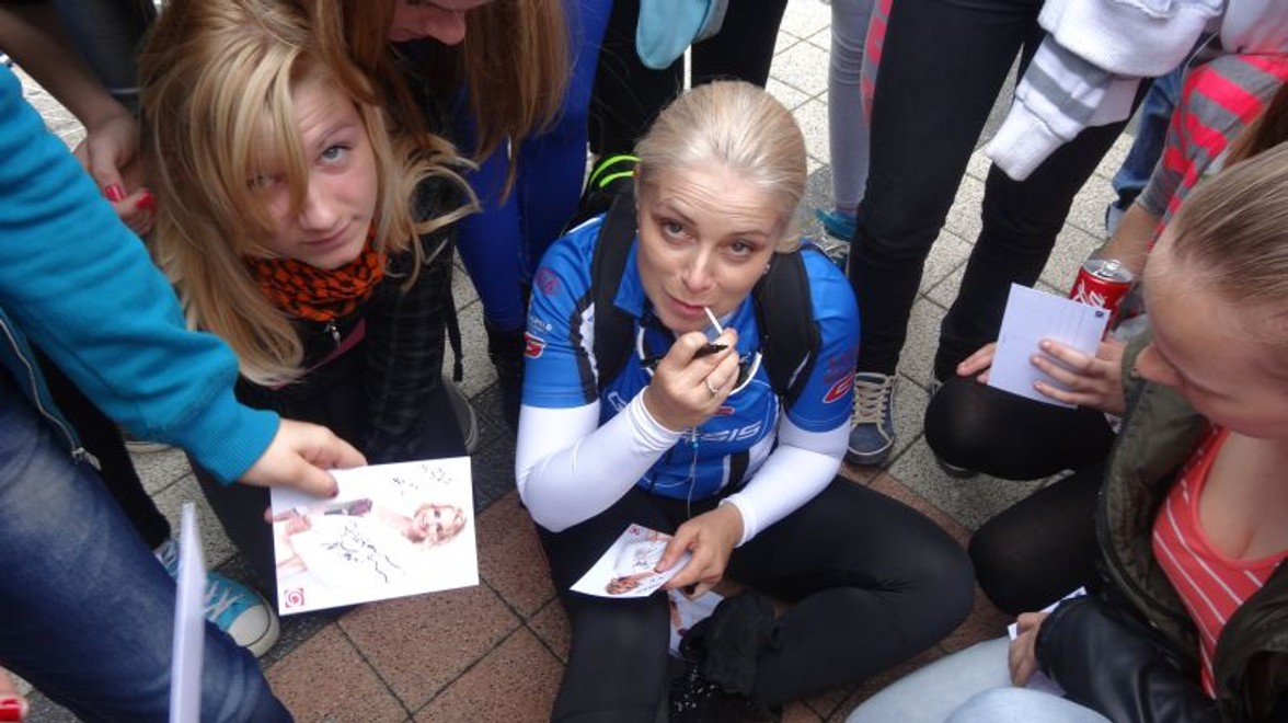 Vačková na cestách: Zavalená fanúšikmi skončila na zemi!