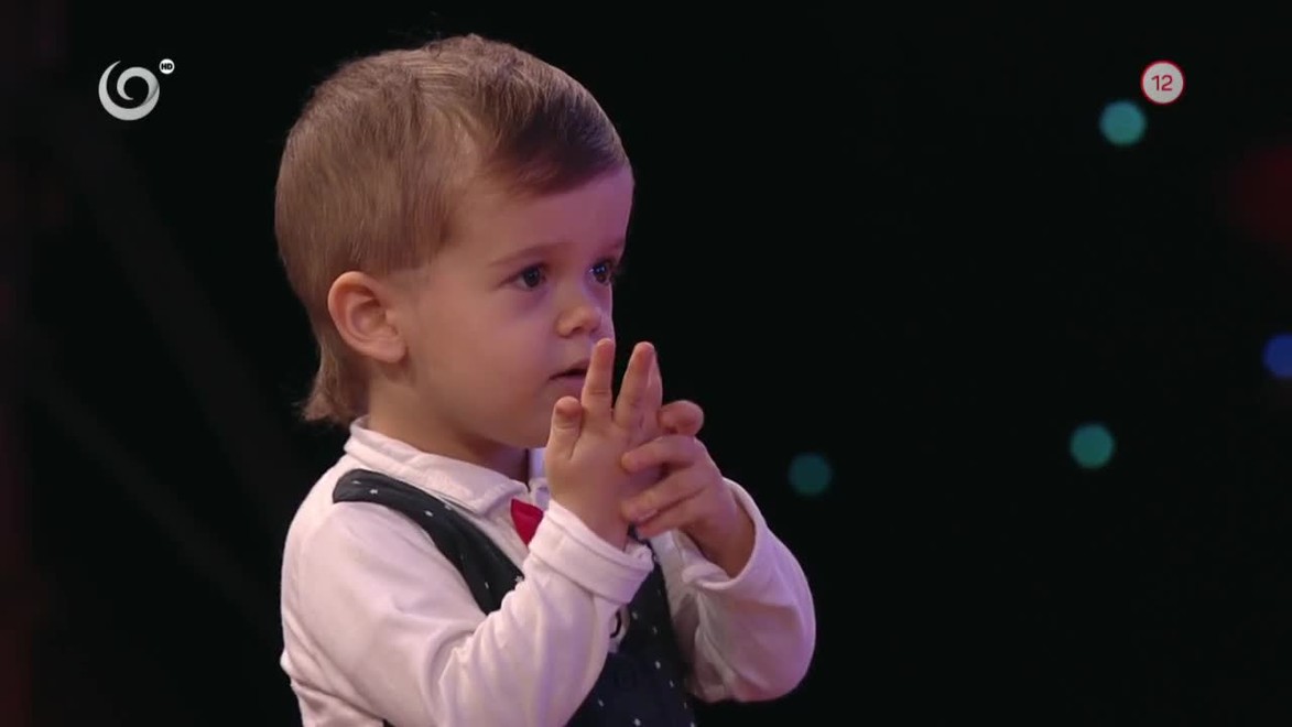 Trojročný Jakubko ovláda nielen dlhé básničky, ale aj všetky vlajky sveta!