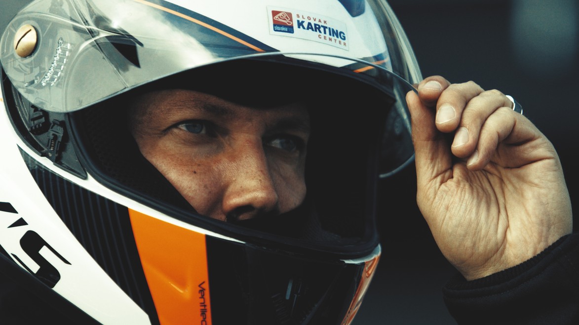 Peter Cmorik šokuje fanúšikov i blízkych! Havária na motokárach!