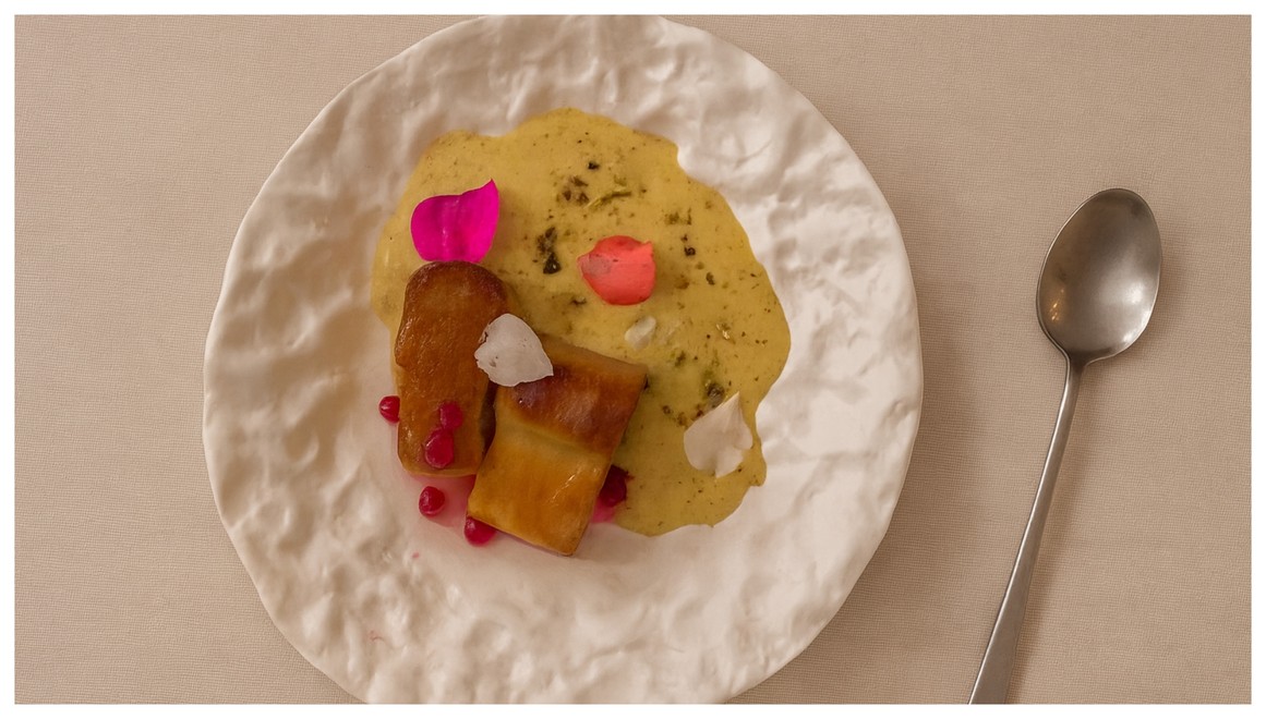 DEZERT - Minibriošky, opekané na sirupe z ruží, pistáciová pena a ríbezľový gél