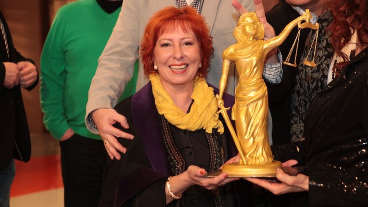 Buršáková dojala kolegov: Darovala im dvojmetrovú tortu!