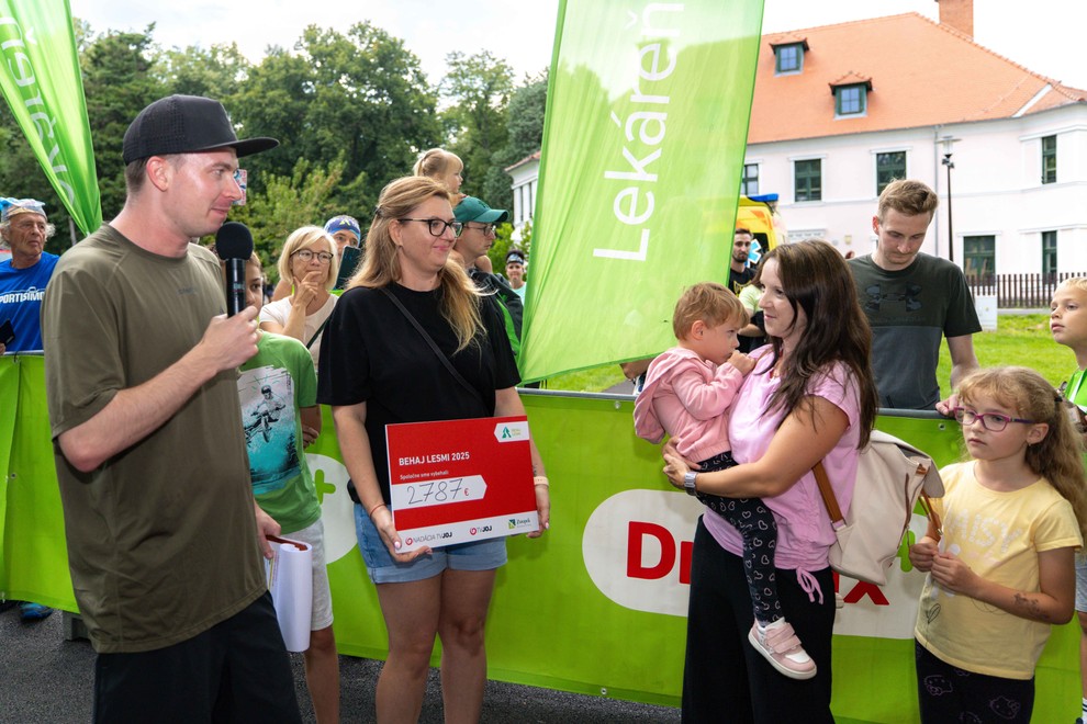Nočné Behaj lesmi v Topoľčiankach lámalo rekordy: Malej Miuške sme vyzbierali 2787 €.