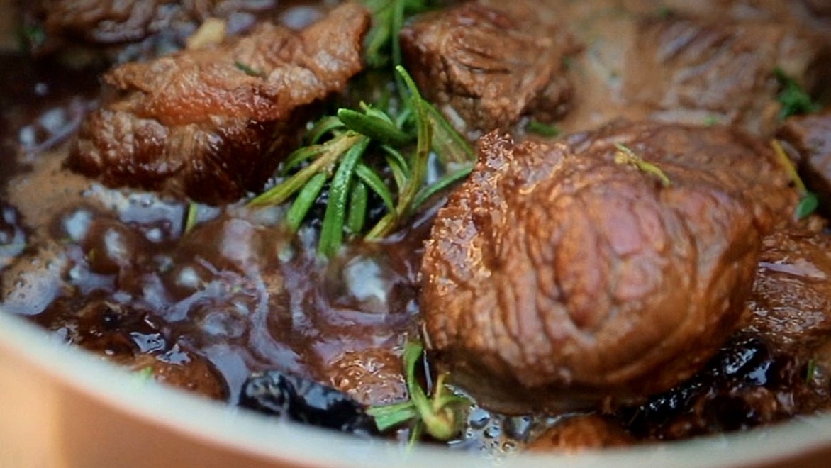 Hlavné jedlo: Hovädzie na víne so slivkami, gaštanmi a hroznom