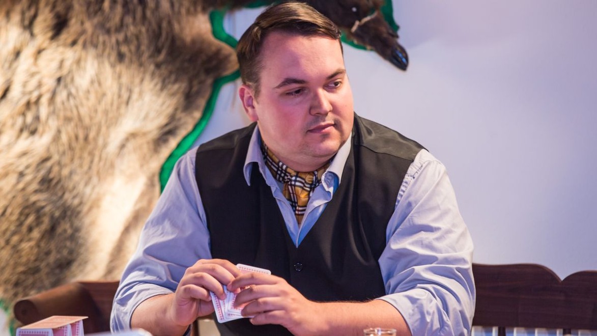 Pred kamerou je varený-pečený a predsa ho vidíte prvý raz: Kto je tento záhadný muž?