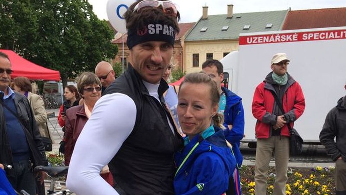 Pozrite si, ako Šmahel pomáha žene, ktorá sa narodila bez rúk!