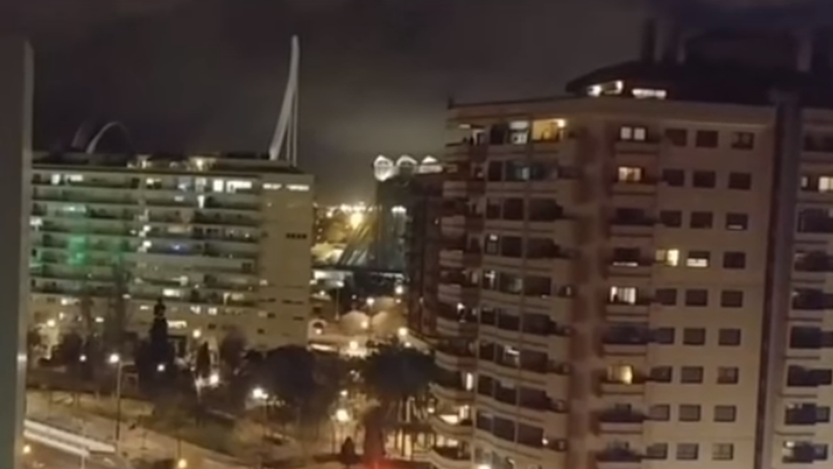 Dojímavé VIDEO: Španieli každý deň tlieskajú z okna zdravotníkom, predavačom a iným za ich prácu!