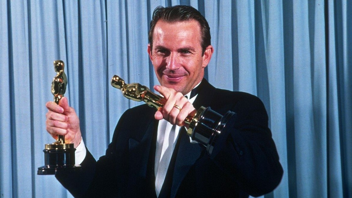 Ako sa zmenil osobný strážca Kevin Kostner? Ženské srdcia by mohol lámať aj dnes!