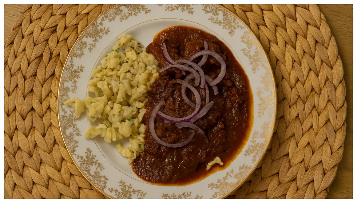 HLAVNÉ JEDLO - Hovädzí guláš s bylinkovými haluškami